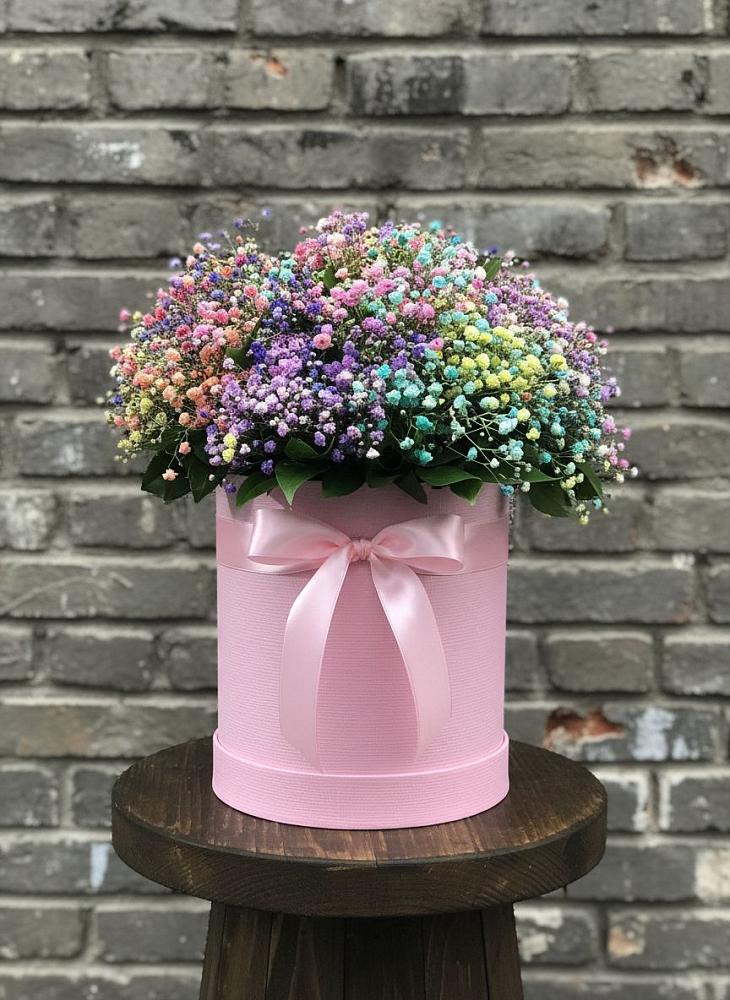 Цветочная композиция из Гипсофила и Розы в шляпной коробке в Кировском