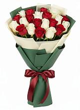 Букет Микс из красных и белых роз в Кировском