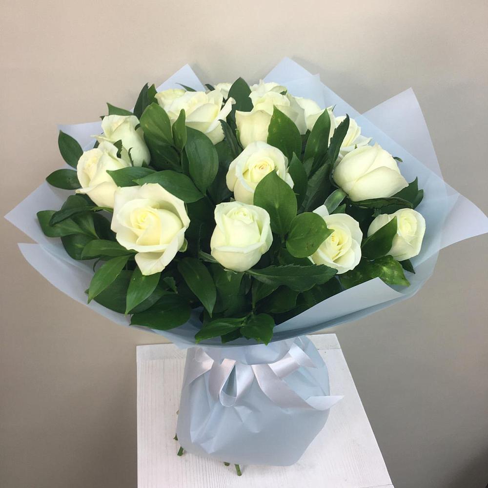 Букет 15 Белых роз Проуд в Кировском