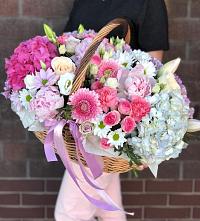 Цветочная композиция из Розы, Хризантемы, Пионы и Лизиантусы в корзине в Кировском