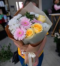 Букет цветов из:  Герберы, Розы и Хризантемы в Кировском