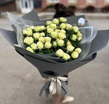 Букет Белые кустовые розы Солинеро в Кировском