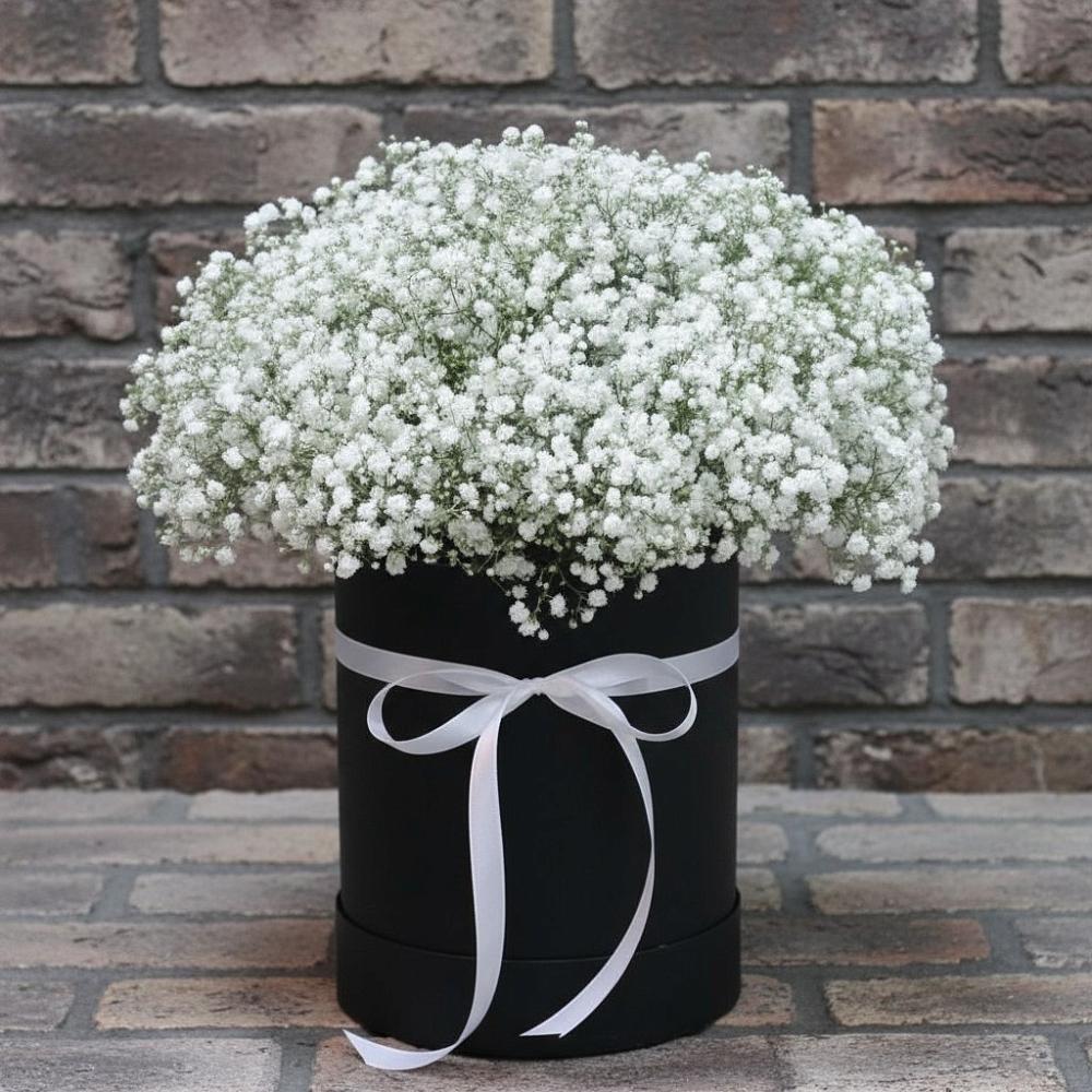 Цветочная композиция из Гипсофила в шляпной коробке в Кировском