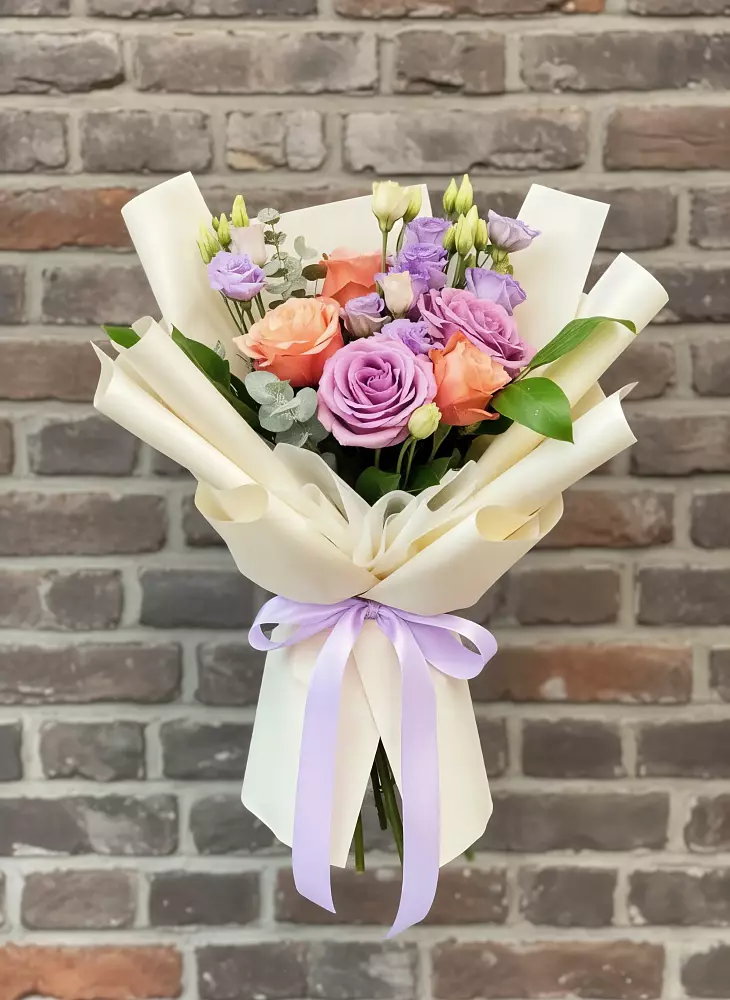 Букет цветов из: Лизиантусы и Розы в Кировском