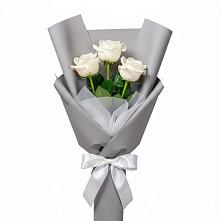 Букет 3 белые розы в Кировском