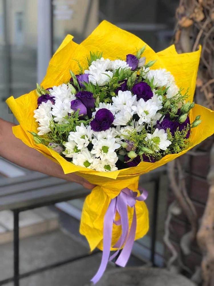 Букет цветов из: Ирисы, Хризантемы и Ромашки в Кировском
