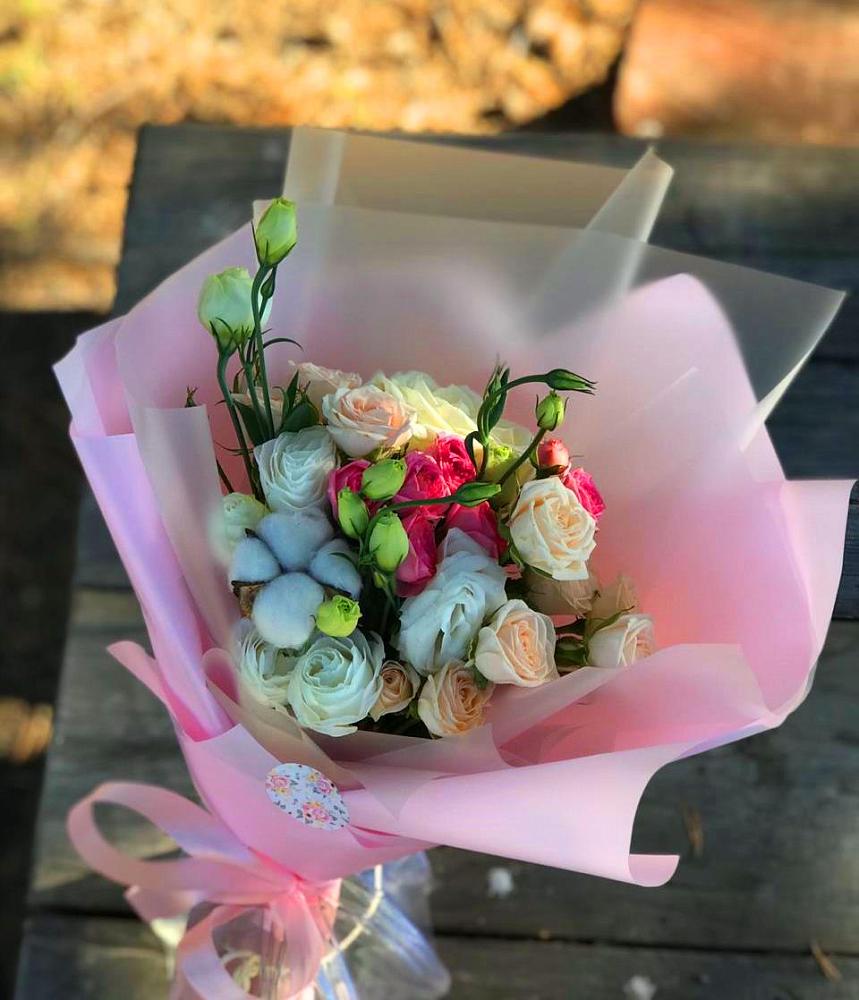 Букет цветов из: Розы и Лизиантусы в Кировском