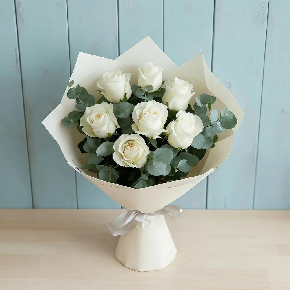 Букет Белые розы в Эвкалипте в Кировском