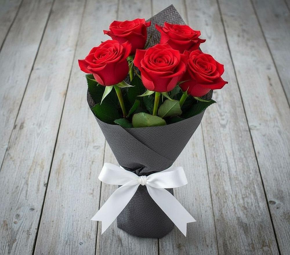 Букет 5 Красных роз Эдлесс Лав в Кировском