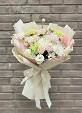 Букет цветов из:  Гвоздики, Розы, Лизиантусы и Хризантемы в Кировском