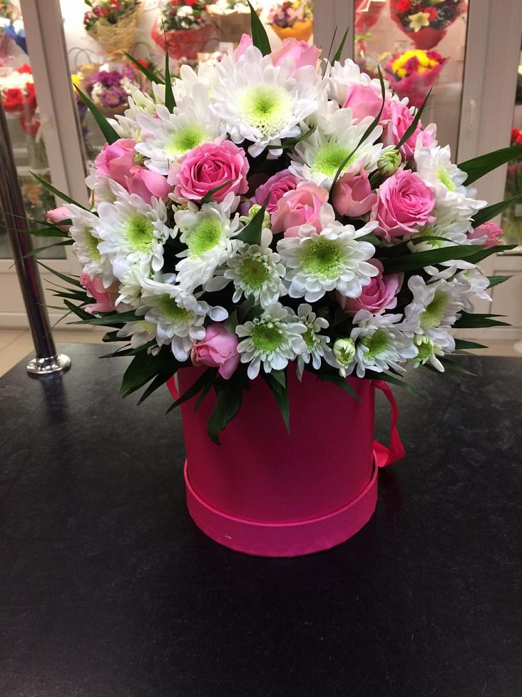 Цветочная композиция из Розы и Хризантемы в шляпной коробке в Кировском