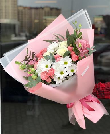 Букет цветов из: Розы, Лизиантусы и Хризантемы в Кировском