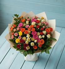 Букет Микс из разноцветных кустовых роз в Кировском
