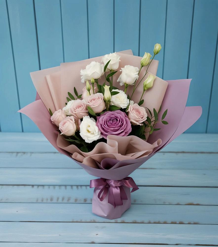 Букет цветов из: Розы и Лизиантусы в Кировском